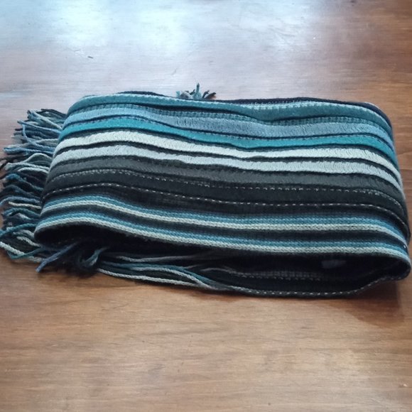 Vera Wang Winter Scarf - Picture 5 of 6